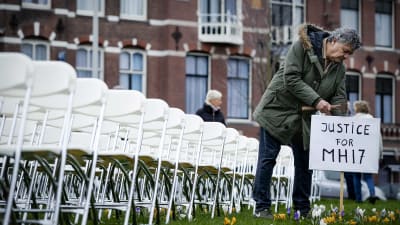 Anhöriga till dödsoffren ombord på MH17 placerade 298 vita plaststolar utanför den ryska ambassaden i Haag i Nederländerna på söndagen, dagen innan rättegången börjar. 
