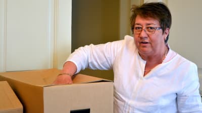 Ann-Katrin Svensson packar sina lådor inför flytten till vasa från Jakobstad.