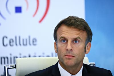 Emmanuel Macron med en seriös blick i Paris den 30 juni 2023.