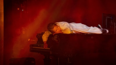 Emmi Parviainen som Masja i Kolme sisarta på Nationalteatern.