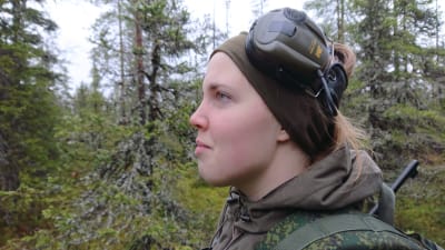 Nainen metsässä.