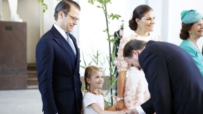 Sveriges statsminister Stefan Löfven skakar hand med prinsessan Estelle. 