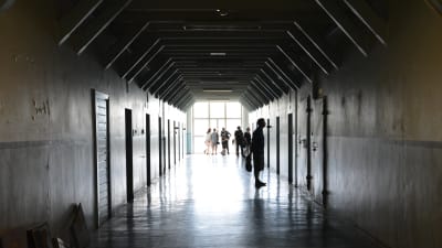 Cellkorridoren på gamla länsfängelset i Åbo under utställningen Valtio+.