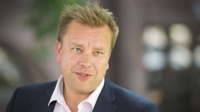 Puolustusministeri Antti Kaikkonen kertoo pyrkivänsä keskustan puheenjohtajaksi