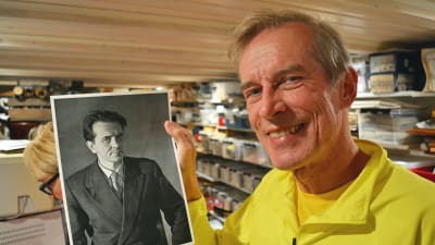 Eddie Bruce med en bild på Aatos Åkerblom.