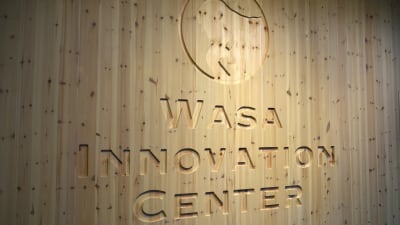 Wasa Innovation Center, logotyp infälld i trä.