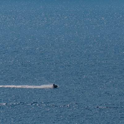 Vesiskootteri ajaa kaukana avomerellä.