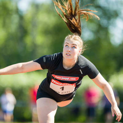 Anni-Linnea Alanen kastar i väg spjutet.