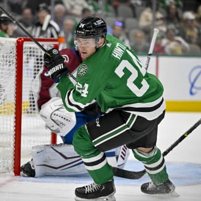 Roope Hintz spelar ishockey.