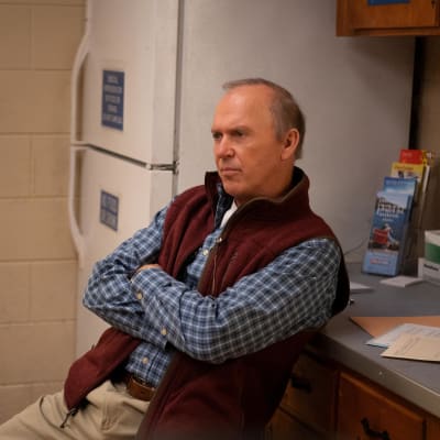 På bilden syns skådespelaren Michael Keaton som sitter med armarna i kors.
