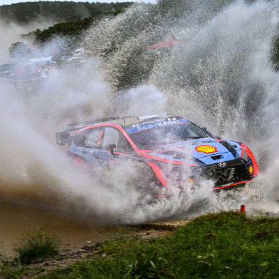 Ott Tänak ajaa vesilätäköstä ja vettä roiskuu ympäriinsä.