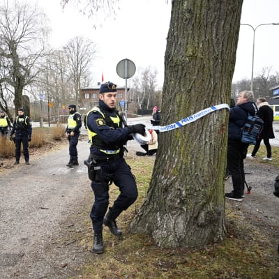 Ruotsin poliisi eristää rikospaikkaa.