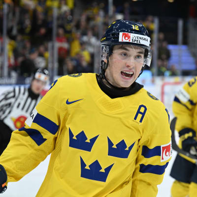 Noah Östlund firar sitt mål på isen.