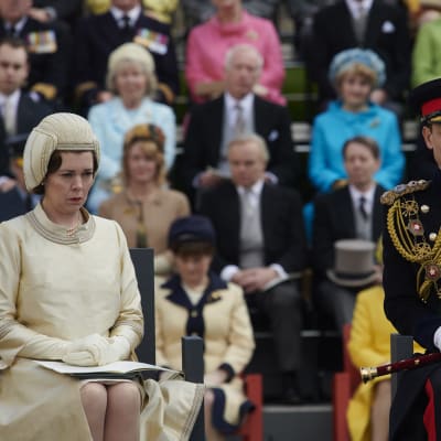 På bilden syns skådespelarna Olivia Colman och Tobias Menzies som spelar det brittiska kungaparet i tv-serien The Crown.