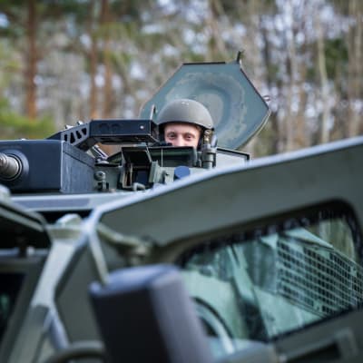 Ruotsin armeija harjoittelee Bromssan lentokentän läheisyydessä.
