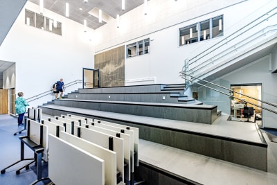 En stor aula med trappor i en ny skolbyggnad.