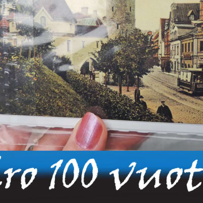 Vanhaa Tallinna esittävä postikortti turistin kädessä.