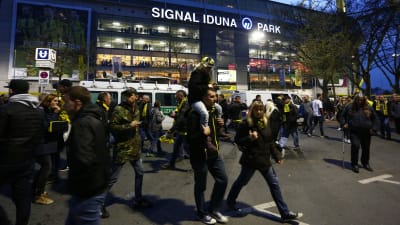 Publiken lämnar fotbollstadion i Dortmund efter att Borussia Dortmund-matchen ställdes in den 11 april 2017, på grund av en explosion i spelarbussen.