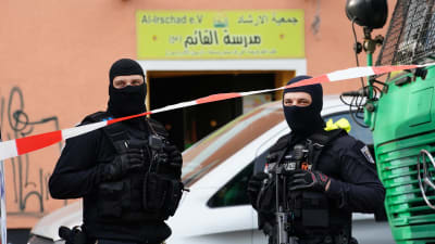 Beväpnade poliser stod utanför Al-Irshads islamiska center i Berlin på torsdag morgon. Centret misstänks ha kopplingar till Hizbollah. 
