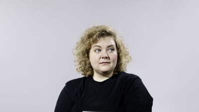 Ida Kronholm sitter lite obekvämt.