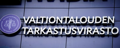 Statens revisionsverk med den finska texten Valtiontalouden tarkastusvirasto på en byggnad.