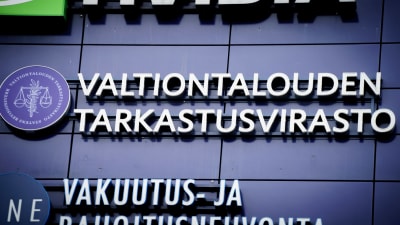 Statens revisionsverk med den finska texten Valtiontalouden tarkastusvirasto på en byggnad.