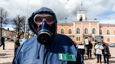 Thorger Stöa iklädd gasmask.