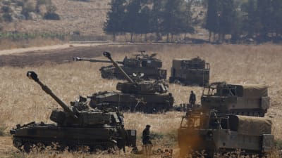 Israeliska pansarfordon och soldater i närheten av gränsen till Libanon