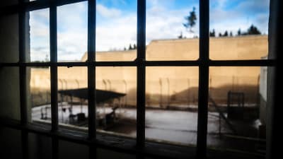 Galler blockerar fönstret när man tittar ut ur fängelset i Riihimäki.