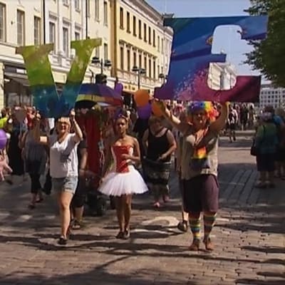 Helsinki Pride -kulkue (2011).