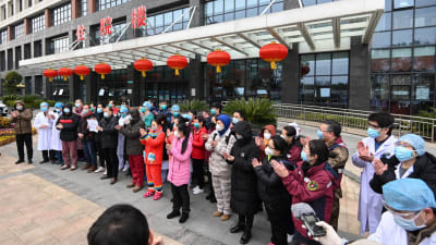 Patienter som har tillfrisknat i ett sjukhus i Wuhan, tackar sina läkare och sjukskötare för vården.