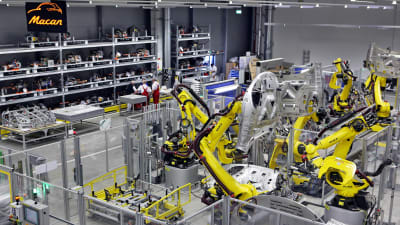 Svetsrobotar gör Porsche Macan på nya fabriken i Leipzig, Tyskland