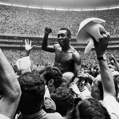 Pelé juhlii maailmanmestaruutta fanien hartioilla Mexico Cityssä 1970.