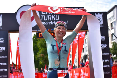 Minttu Hukka går över mållinjen i FM i triathlon 2023.