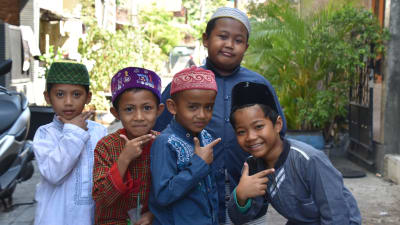 Pojkar på väg hem från koranskolan.