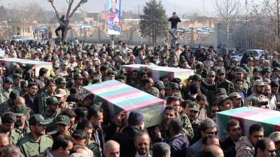 Medlemmar i iranska revolutionsgardet dödade i Syrien på parad i Teheran före sin begravning.