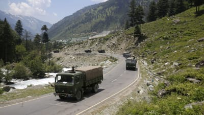 indiska militärfordon kär längs en bergsväg