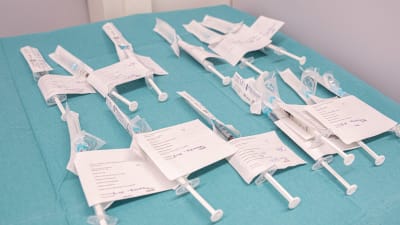 Sprutor med vaccin mot covid-19 på ett bord i Raseborg.