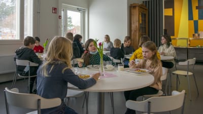 Skolelever äter lunch i ny skolbyggnad i Houtskär.