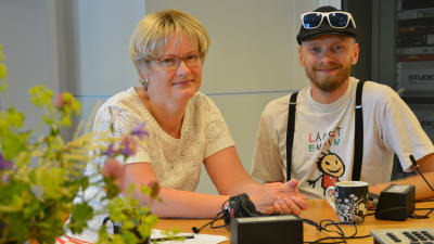 Ulrica Isaksson och Petri Horttana ler trots tunga ämnen i studion.