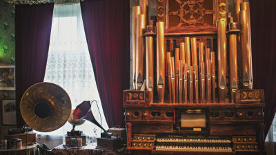 Ett par gramofoner och en orgel.