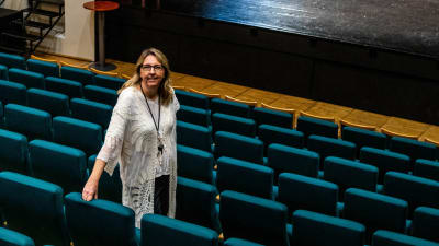 Anne Johansson Padilla i en tom sal.