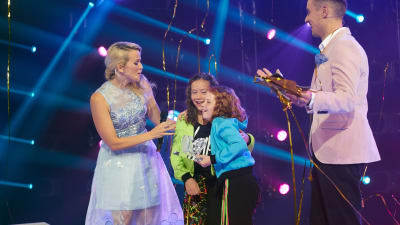Moski & Zingo vinner MGP 2018 och kramar varandra på scenen.
