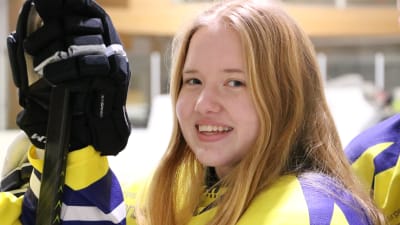 Laura Prinsén, hockeyspelare i Närpes Kraft C-juniorer, står i ishallen med gul spelskjorta