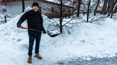 Janne Kuusitunturi skotar snö.