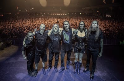 Nightwish -yhtye Etelä-Amerikan kiertueella poseeraamassa lavalla konsertin jälkeen. 