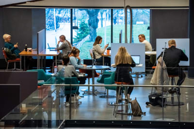 Studerande arbetar i universitetsbiblioteket vid Tammerfors universitet.
