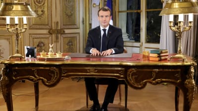 Frankrikes president Emmanuel Macron håller ett specialinsatt tal till nationen. 