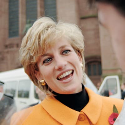 Prinsessan Diana ler medan hon pratar med en person i Liverpool, 1995.