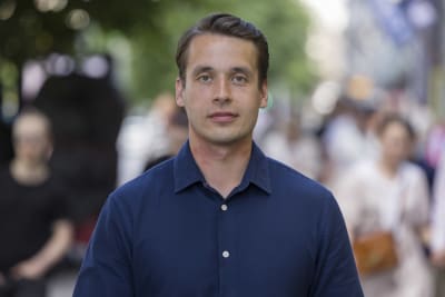 Porträtt av Henrik Wickström på en gata.